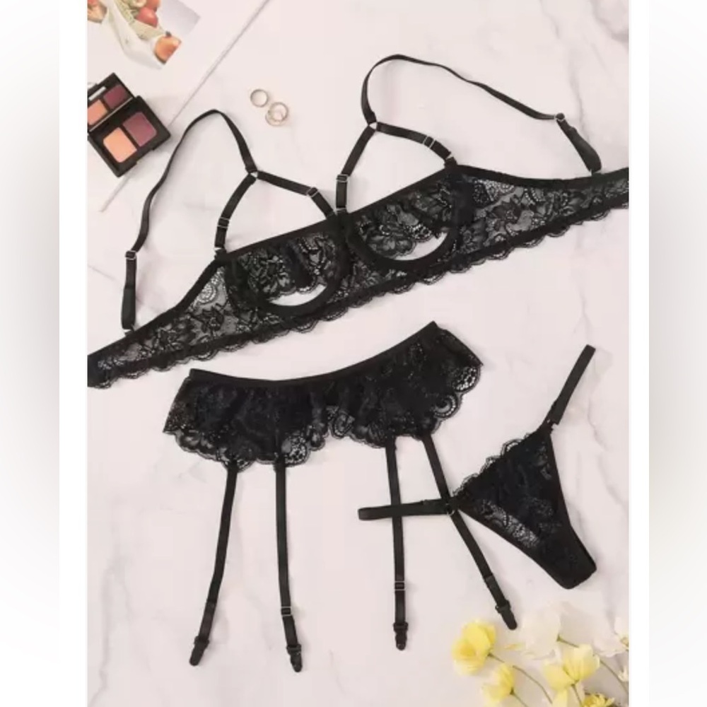 ROMWE Black Floral Lace Lingerie Set With Garter